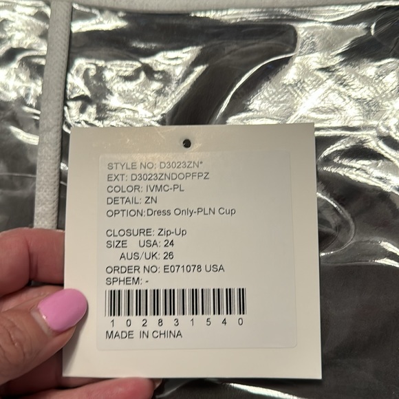 CHARMING LACE AND TULLE A-LINE
WEDDING DRESS SIZE 24. - Picture 12 of 12